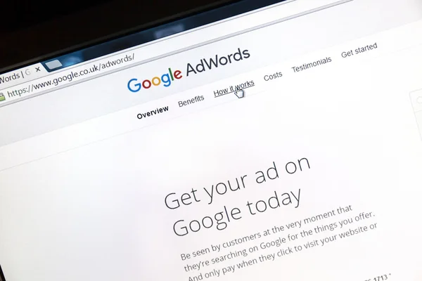 Webové stránky Google Adwords na obrazovce počítače. — Stock fotografie