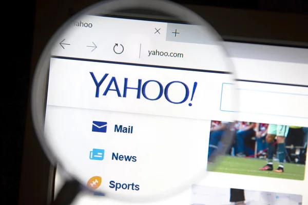 Yahoo ιστοσελίδα κάτω από ένα μεγεθυντικό φακό — Φωτογραφία Αρχείου