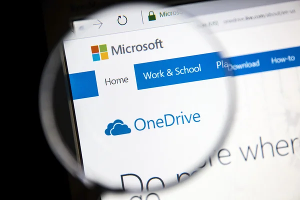 Sitio web de Microsoft OneDrive bajo una lupa —  Fotos de Stock