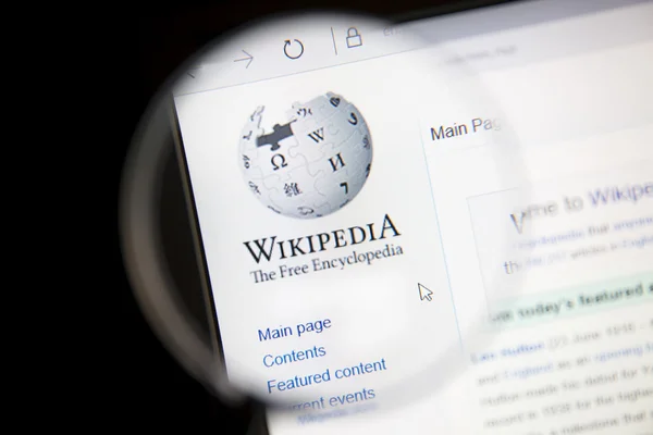 Wikipedia website onder een vergrootglas — Stockfoto