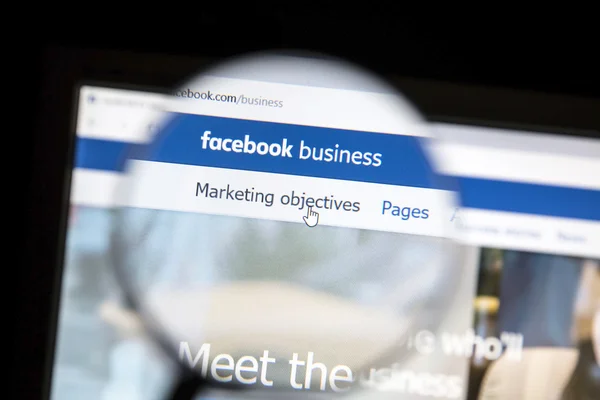 Facebook бізнес-сторінку під збільшувальним склом — стокове фото