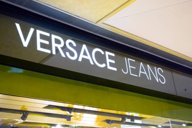Zhuhai, Çin - 17 Nisan 2015. Versace Jeans mağaza tabelası. Versace bir İtalyan lüks moda şirketi..