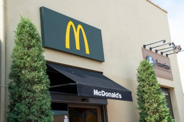Palma de Mallorca, İspanya - 23 Eylül 2017 McDonald 's restoran tabelası. McDonald 's dünyanın en büyük hamburger fast food restoranları zinciri..