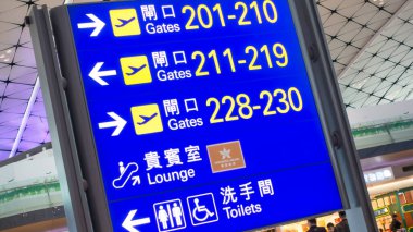 Hong Kong - Mars 20, 2018. Hong 'ta havaalanı kapısı tabelası. Kong Havaalanı. Hong Kong Uluslararası Havaalanı Hong Kong 'un ana havaalanıdır..