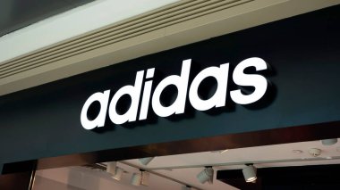 Zhuhai, Çin - 16 Nisan 2015: Adidas mağaza tabelası. Adidas Avrupa 'nın en büyük spor giyim üreticisi..