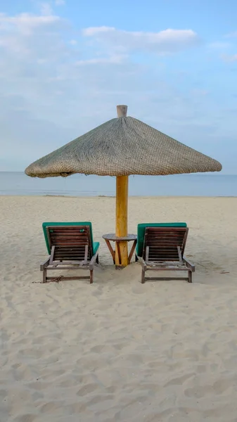 Δύο Καρέκλες Και Μια Ομπρέλα Στην Παραλία — Φωτογραφία Αρχείου
