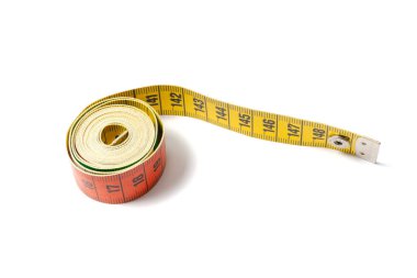 Beyaz arkaplanda esnek ölçüm bandı izole edildi