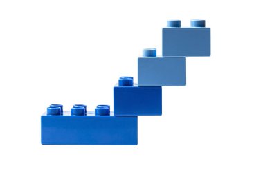 Beyaz arkaplanda mavi plastik yapı taşları