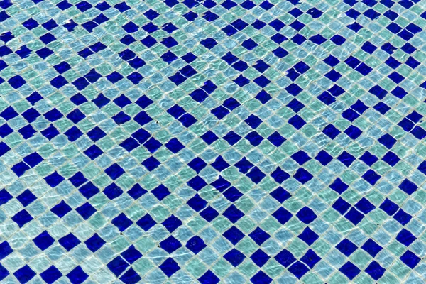 Azulejo azul mosaico em piscina — Fotografia de Stock