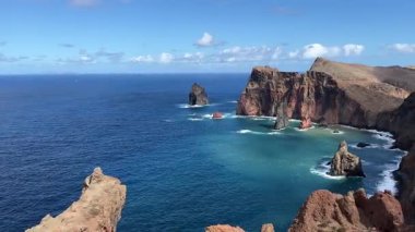 Madeira volkanik kayalıkları Portekiz 'in Ponta de So Loureno şehrinde mavi okyanusla buluşur.