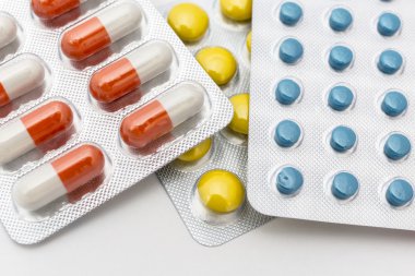 Beyaz arka planda renkli haplar