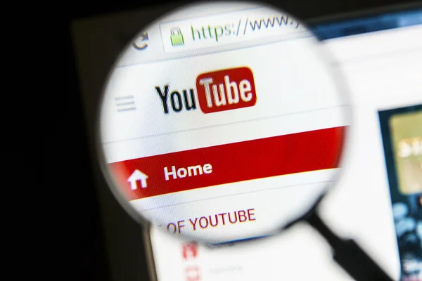 Youtube's website under a magnifying glass — Stock Photo, Image
