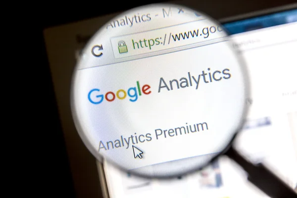 Google Analytics Web sitesi bir büyüteç altında
