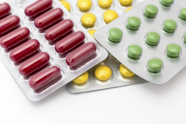 Beyaz arka planda renkli haplar