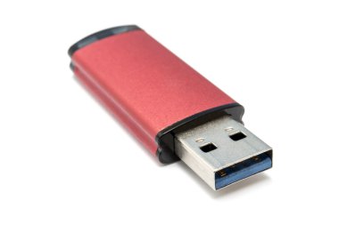 Usb flaş belleği beyaz üzerine izole edildi