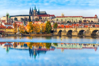 Prag, Charles Köprüsü, kale ve St. Vitus Katedrali.