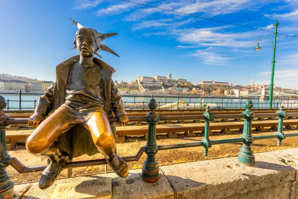 Staty av den lilla prinsessan med Buda Hill i bakgrunden. Buda — Stockfoto