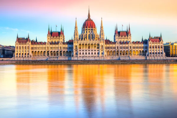 Κοινοβούλιο Βουδαπέστη κατά το ηλιοβασίλεμα, Ουγγαρία — Φωτογραφία Αρχείου