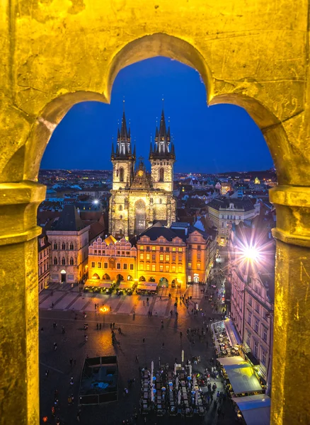 Praha, Týnský chrám a Staroměstské náměstí — Stock fotografie
