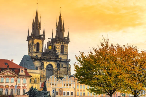 Praha, Týnský chrám a Staroměstské náměstí — Stock fotografie