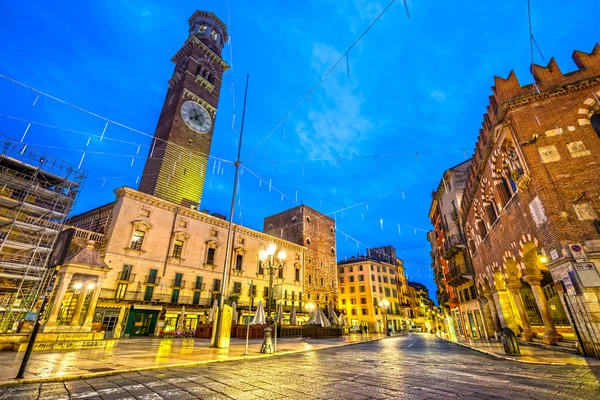 Piazza delle erbe, verona, italien — Stockfoto