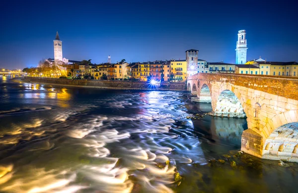 Ponte di Pietra ve Veroně, Itálie — Stock fotografie