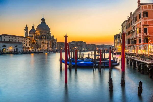 Velký kanál a bazilika Santa Maria della Salute, Benátky, Itálie — Stock fotografie