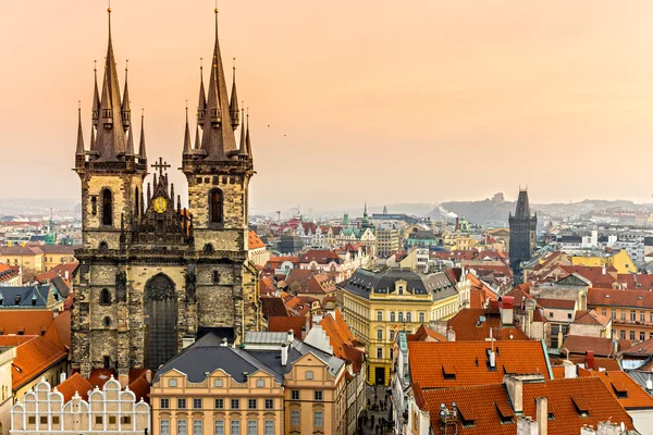 Praha, Týnský chrám a Staroměstské náměstí — Stock fotografie