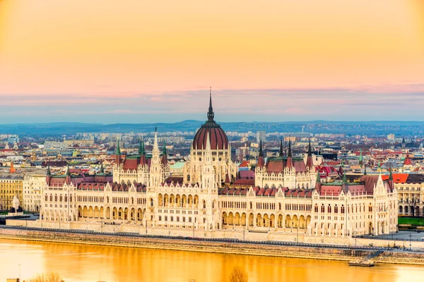 Будапештский парламент на закате, Венгрия — стоковое фото