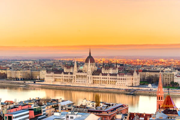 Budapest Parlament napnyugtakor, Magyarország — Stock Fotó