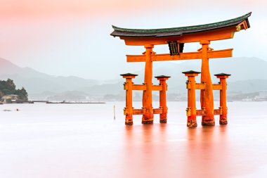 Miyajima, ünlü yüzen yakın kapı, Japonya.