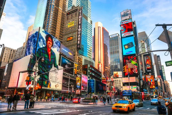 New York City-25 maart: Times Square, gekenmerkt met Broadway Th — Stockfoto