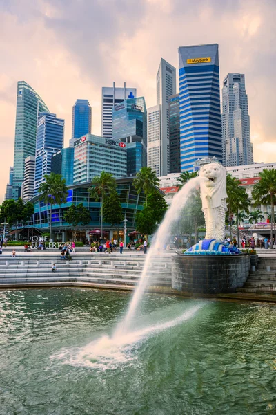 Der Merlion-Brunnen und der Yachtsand, singapore. — Stockfoto