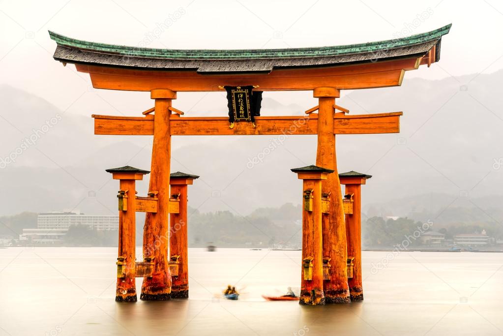 Miyajima Torii gate, Japan. — Stock Photo © masterlu 64739195