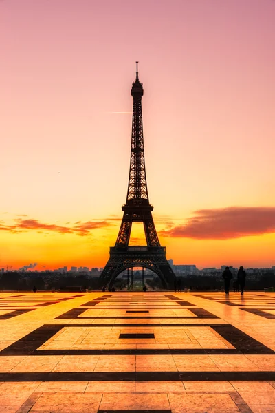 Eiffeltoren bij zonsopgang, Parijs. — Stockfoto