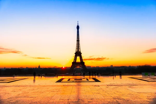 Eiffeltoren bij zonsopgang, Parijs. — Stockfoto