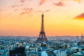 Eiffelova věž při východu slunce v Paříži