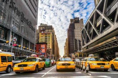 Binalar ve New York'ta sarı taksiler
