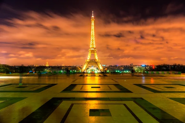 照明在巴黎埃菲尔铁塔 — 图库照片