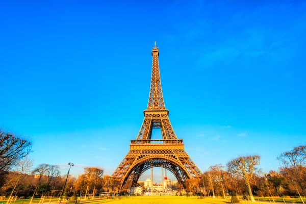 Eiffel tower at sunrise in Paris — Stock Photo, Image
