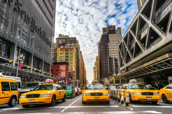 Edifici e taxi gialli a New York — Foto Stock