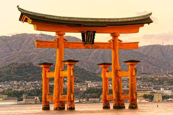 Portão de Miyajima torii no Japão — Fotografia de Stock