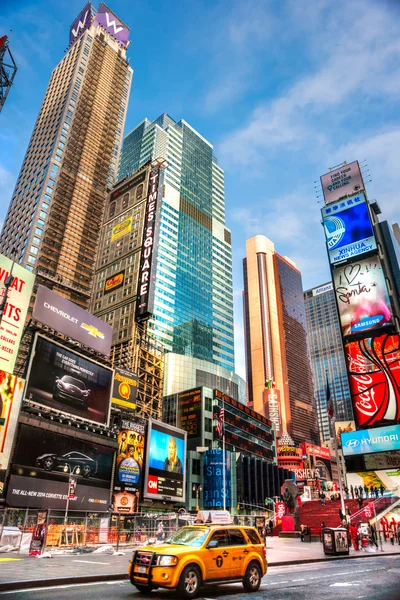 NUEVA YORK CITY -25 DE MARZO: Times Square, presentado con Broadway Th —  Fotos de Stock