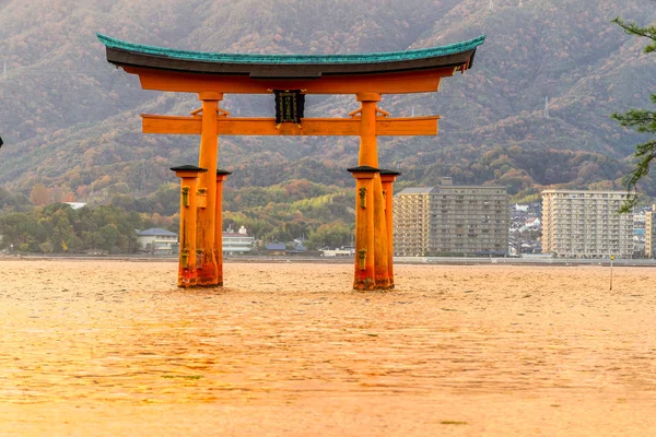 Miyajima Torii gate, Japan. — Stockfoto