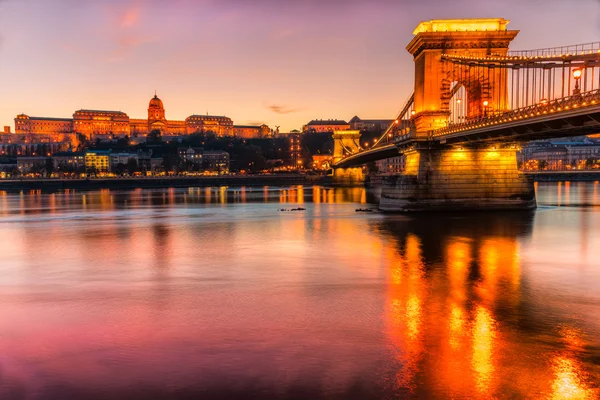 Будапешт, Цепной мост и замок Буда, Венгрия — стоковое фото