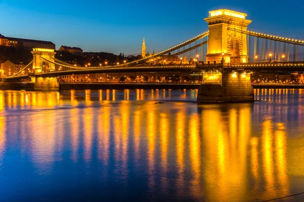 Budapest, Ponte delle Catene e Cattedrale di Mathias, Ungheria — Foto Stock