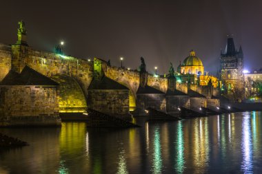 Prag, Charles Köprüsü ve geceleri daha az Kulesi
