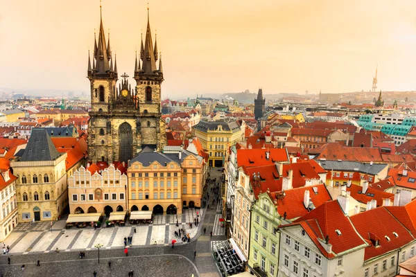 Praha, Týnský chrám a Staroměstské náměstí — Stock fotografie