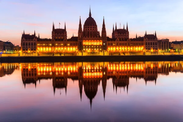 日の出、ハンガリー ブダペスト国会議事堂 — ストック写真