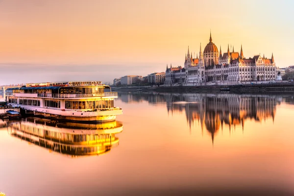 Parlamento de Budapeste ao nascer do sol, Hungria — Fotografia de Stock